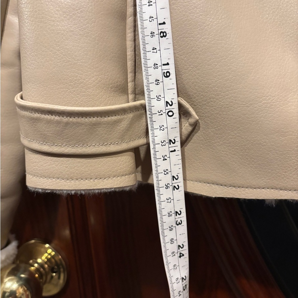 Elegant Cream PU Leather Jacket with Shearling Trim - Picture 11 of 13